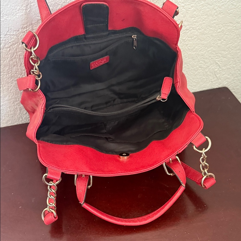 Stylish Red Handbag - Picture 2 of 3